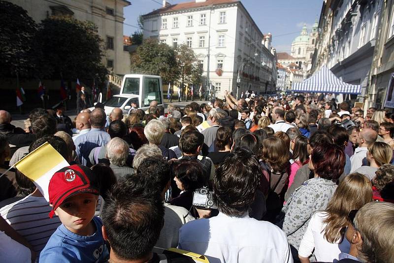 Benedikt XVI. odjíždí v papamobilu z kostela Panny Marie Vítězné na nunciaturu ve Voršilské ulici.