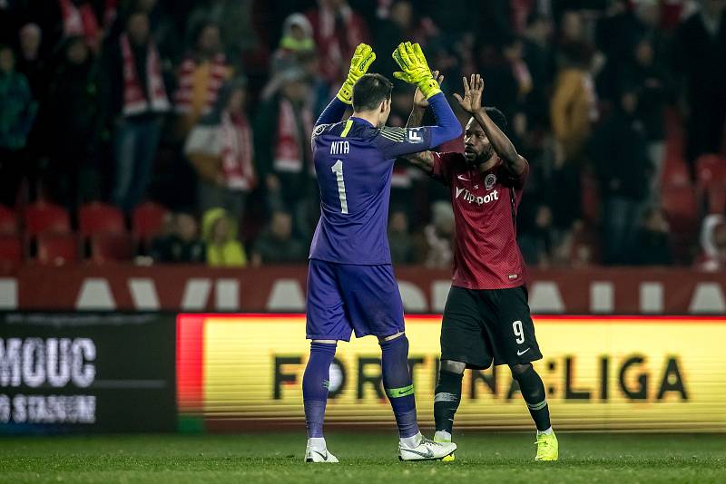 Zápas 28. kola Fortuna ligy mezi Sparta Praha a Slavia Praha, hraný 14. dubna v Praze v Sinobo stadium. Constantin Nita a Guelor Kanga ze Sparty