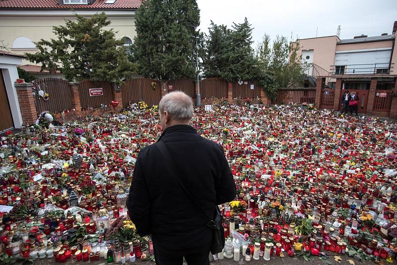 Lidé uctívali památku zpěváka Karla Gotta ještě 8. října 2019 před jeho vilou na Bertramce.