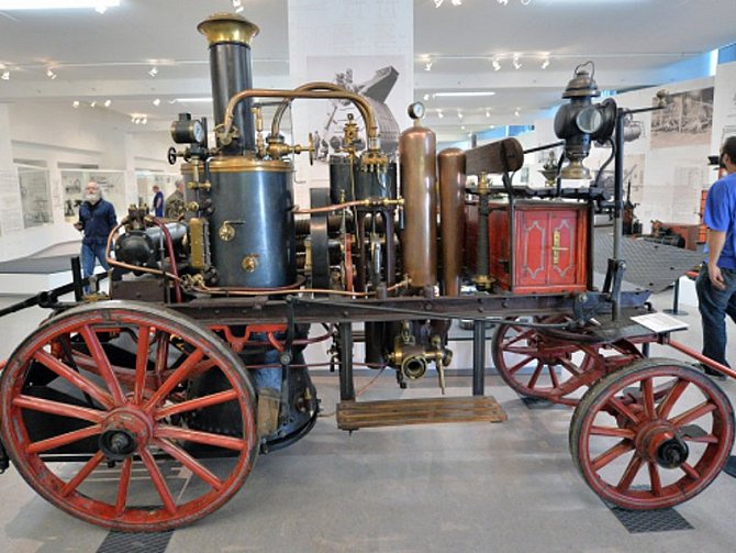 Jeden z exponátů výstavy v Národním technickém muzeu v Praze: hasičská stříkačka z roku 1914 poháněná parním strojem; na místo zásahu ji však táhli koně.