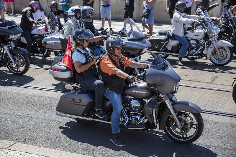 Spanilá jízda Harley Davidson Prahou.