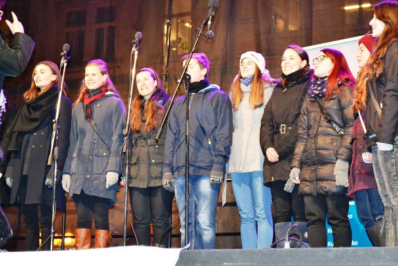 Česko zpívá koledy na Staroměstském náměstí v Praze.