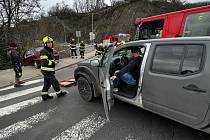 Nehoda auta na mostě Závodu míru v pražské Zbraslavi.