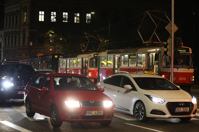 Tragická dopravní nehoda v Praze v Ječné ulici 2. listopadu 2021.