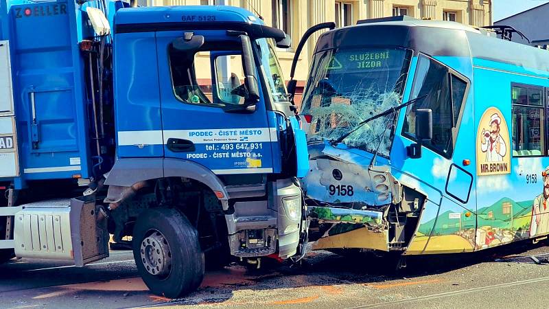 V pražské Libni se srazila tramvaj s vozem technických služeb.