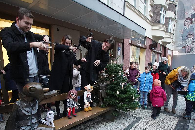 Ze zahájení vánoční sezóny Divadla Spejbla a Hurvínka s rozsvěcením vánočního stromu.