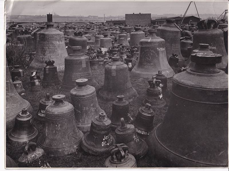 Zvony ukradené nacisty se shromaždovaly v roce 1942 na Rohanském ostrově a odvezly do Německa.