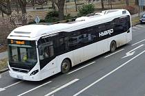 Vozový park kroměřížské MHD se rozrostl o druhý hybridní autobus kombinující pohon na elektřinu a naftu.
