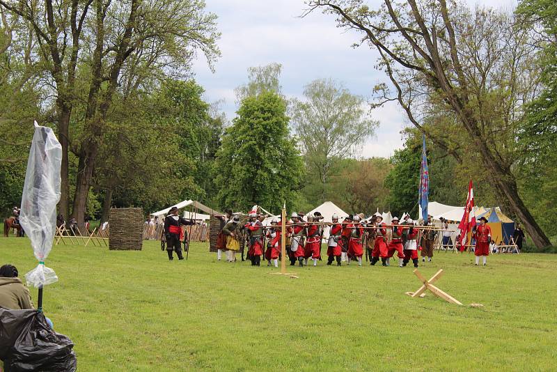 HISTORICKÝ MILNÍK ZAHÁJIL TURISTICKOU SEZÓNU. Střelba a řinčení zbraní se opět rozeznělo městem.