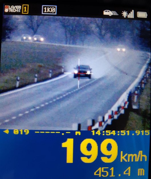 Řidič jel u Tlumačova rychlostí 199 km/h; únor 2024