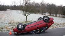 Žena dostala smyk mezi obcemi Kvasice a Střížovice, převrátila auto na střechu.