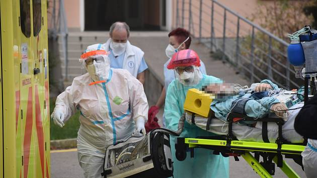 Převoz pěti pacientů s onemocněním covid-19 z nemocnic ve Zlínském kraji do FN Motol v Praze.