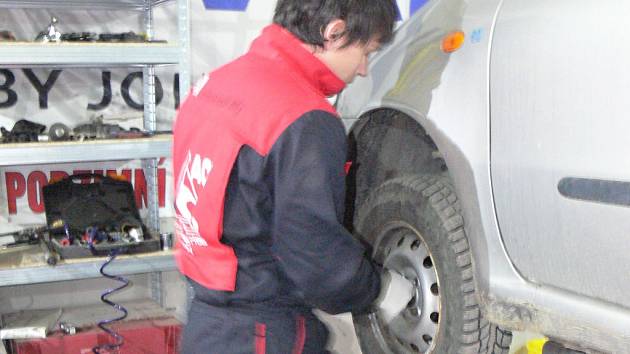 Foto z kroměřížského pneuservisu u Drápalů, kde právě začínají s výměnou zimních pneumatik na letní.