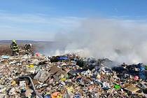 V Bystřici pod Hostýnem hoří v neděli 13. února skládka odpadu. V plamenech je zhruba sto metrů čtverečních.