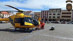 Auto srazilo na Velkém náměstí v Kroměříži malého chlapce. Letěl pro něj vrtulník; pátek 5. dubna 2024