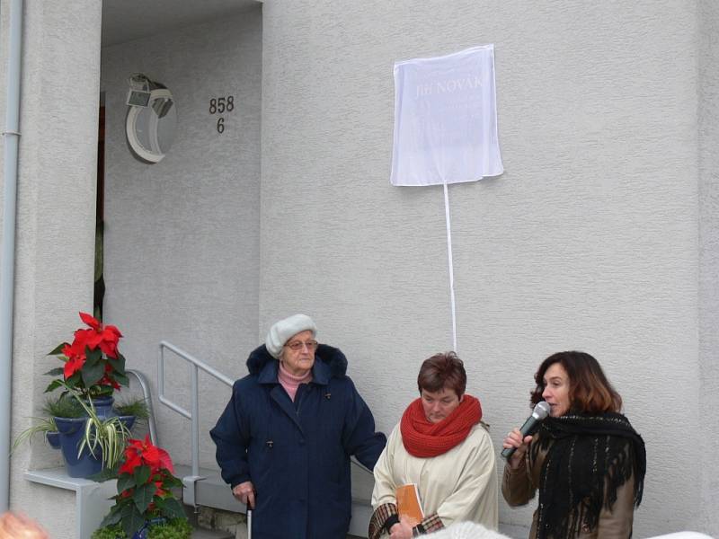 Kulturní komise města Kroměříž se rozhodla odhalit pamětní desku Čestnému občanovi Jiřímu Novákovi. Na domě, ve kterém žil v Březinově ulici, ji odhalila jeho žena společně se starostkou Danielou Hebnarovou.  