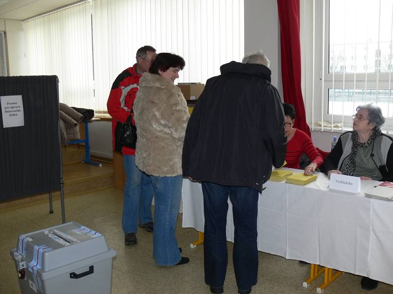 Také na Kroměřížsku začalo v pátek 25.1. ve 14:00 hodin druhé kolo prezidentských voleb. Začátek hlasování provázel značný nápor voličů, leckde se tvořily dokonce fronty. Na snímku je volební místnost na kroměřížské Základní škole Slovan.