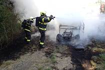 Chybělo málo a hořící čtyřkolka zapálila les u Bystřice pod Hostýnem.