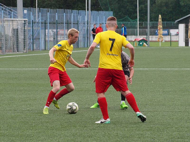 Fotbalisté Kroměříže (ve žlutých dresech) v pátečním přípravném zápase prohráli v Hodoníně 1:3.