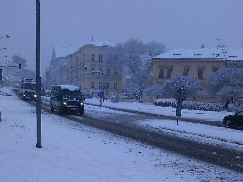 BÍLÁ NADÍLKA. Silničáři i technické služby odklízeli tak rychle jak se dalo, i přesto na některých místech doprava kolabovala.