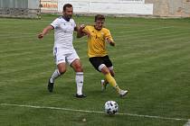 Fotbalisté Zdounek (bílé dresy) doma zdolali Topolnou 2:0.