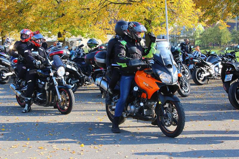 Více než dvě stovky motorkářů se sjely v sobotu 13. října 2018 do Zdounek. Motorkáři tam ukončili spanilou jízdu, na kterou se vydali z Otrokovic přes Halenkovice, Žlutavu či třeba Kroměříž až právě do Zdounek. Ukončili tak tím letošní motorkářskou sezonu