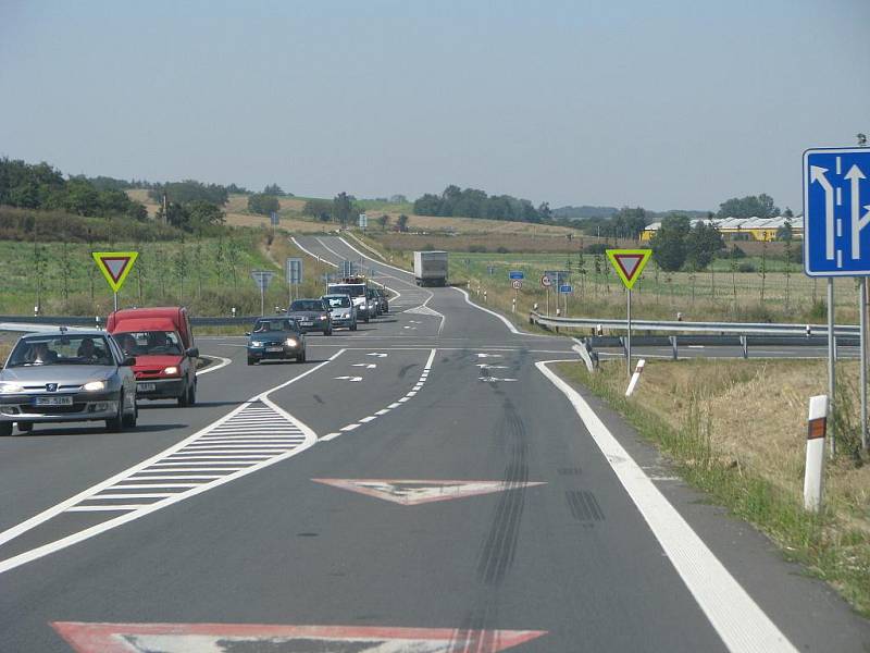 Křižovatka u Bezměrova poblíž nájezdu na rozestavěnou dálnici D1 je na Kroměřížsku místem nejčetnějších nehod. Nepomáhá ani obrovské množství dopravních značek.