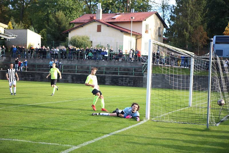 Fotbalisté Holešova (bílo-černé dresy) v derby nestačili na Skaštice 0:3.