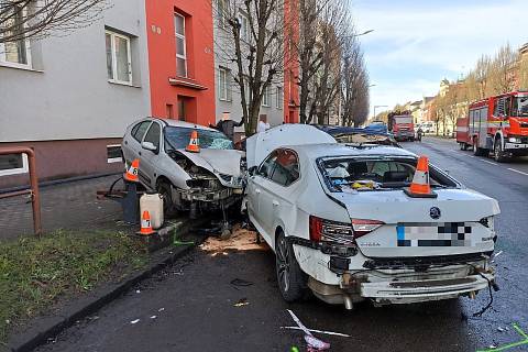 Záchranáři zasahují v pátek 31. března 2023 dopoledne u vážné dopravní nehody v Palackého ulici v Holešově.