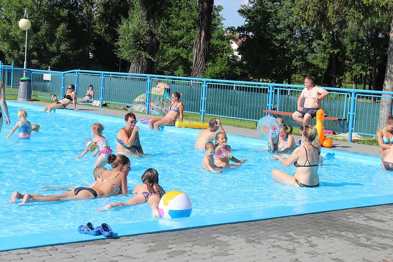 Přestože začátku sezony počasí úplně nepřálo, v úterý i ve středu se na hulínské koupaliště přišlo svlažit asi sedm stovek návštěvníků.