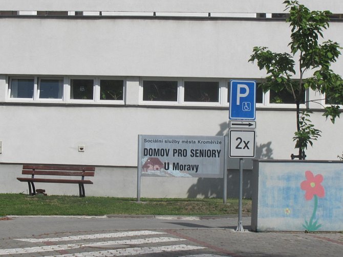 Budova Domova pro seniory v Kroměířiži, která nabízí prožití klidného stáří pro sto třicet šest seniorů.  