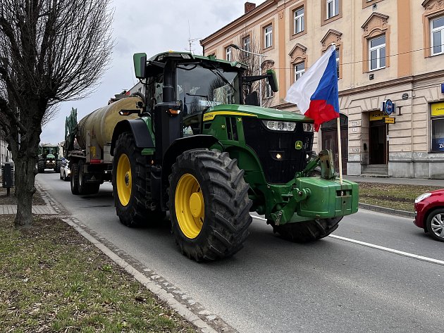 Protesty zemědělců: na trasu z Kroměříže do Holešova vyjely desítky traktorů