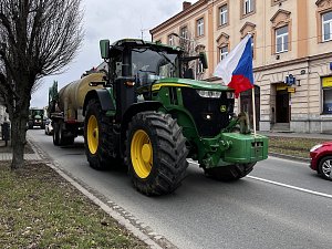 Protestní jízda zemědělců. V 10 hodin vyrazili zemědělci ze Zlínska a Kroměřížska na společnou jízdu z Kroměříže do Holešova a zpět.