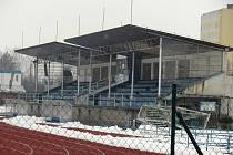 V létě opraví fotbalovou tribunu v Chropyni. Práce budou spočívat v zateplení obvodových stěn pláště a střechy, výměně oken a dveří.