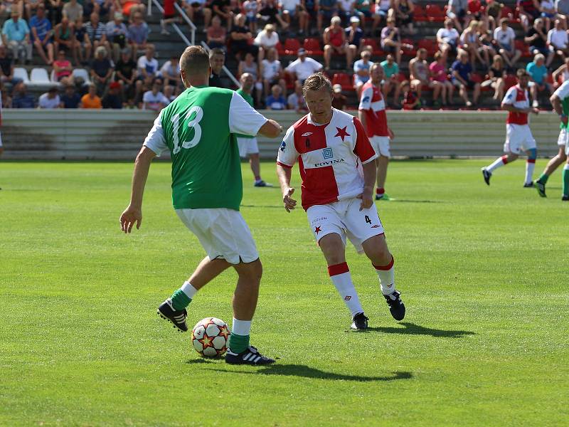 V rámci akce Kanonýři v Kroměříži se v sobotu odpoledne na stadionu Jožky Silného představila řada fotbalových osobností. Snímky z utkání starých gard Hanácké Slavie Kroměříž a Bohemians Praha (v želeném).