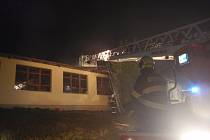 Požár dřevovýroby zaměstnal nad ránem deset jednotek hasičů