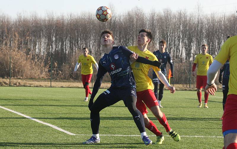 Fotbalisté Slovácka (modré dresy) na úvod zimní přípravy přehráli třetiligovou Kroměříž 5:1.