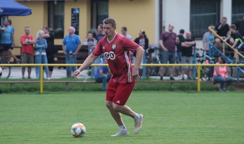 Fotbalisté Kvasic (v červených dresech) v přípravném zápase remizovali s divizními Skašticemi 3:3.