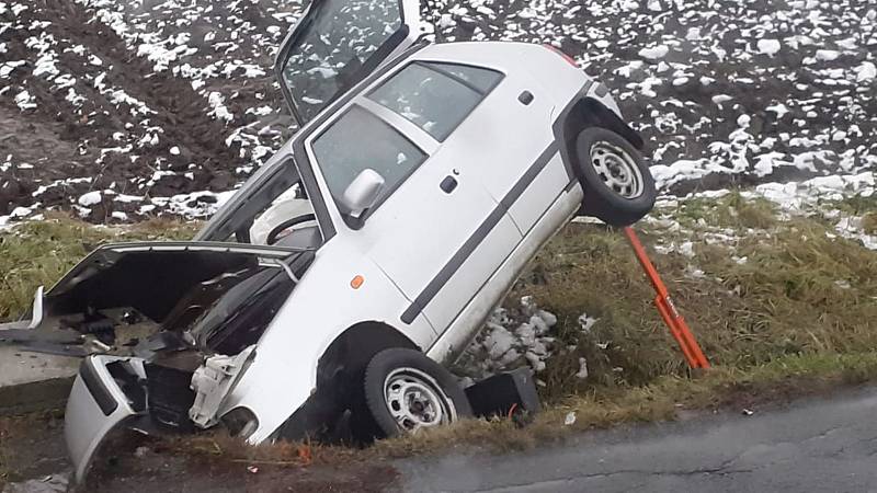 Smrtelná nehoda u Chomýže na Kroměřížsku. Řidič sjel ze silnice a narazil do betonového mostku.