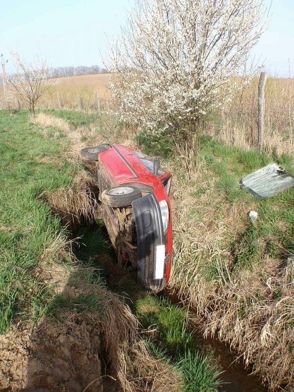 Naštěstí bez zranění se obešla nehoda osobního auta mezi Dřínovem a Uhřicemi, ke které vyjížděli hasiči v úterý 5. dubna, vůz skončil v korytě potoka