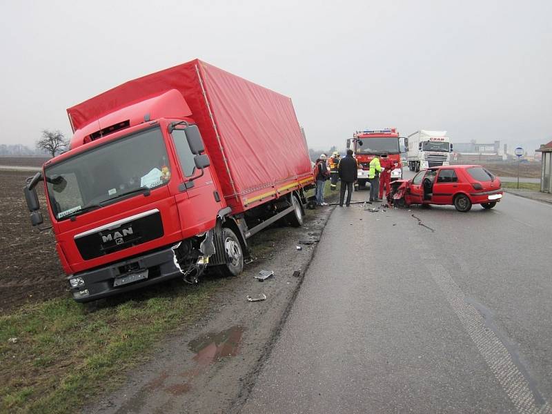 Vrak osobního auta blokoval celou cestu