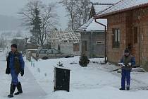 Zhruba třicítka nových rodinných domků ve Slavkově pod Hostýnem v lokalitě Chlum-Končiny je v současné době dostavěná, nebo rozestavěná. Nový velkolepý plán obce počítá s výstavbou dalších šedesáti až osmdesáti domů.
