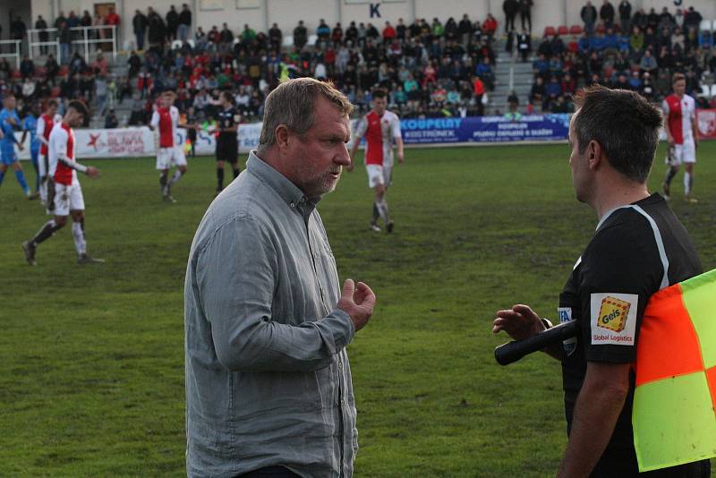 Fotbalisté Kroměříže (červenobílé dresy) potrápili v MOL Cupu ligovou Ostravu.