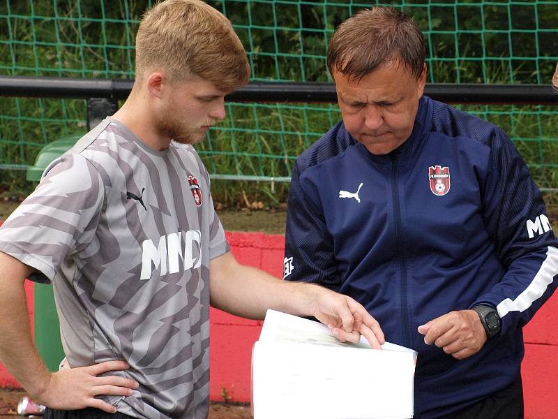 Fotbalisté Kroměříže (ve žlutých dresech) v pátečním přípravném zápase prohráli v Hodoníně 1:3.