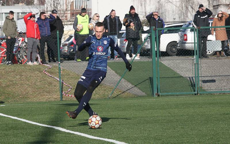 Fotbalisté Slovácka (modré dresy) na úvod zimní přípravy přehráli třetiligovou Kroměříž 5:1.