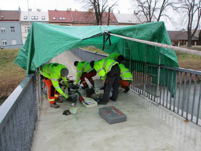 Se zpožděním  v pondělí 12. března odborníci z Ústavu betonových a zděných konstrukcí stavební fakulty Vysokého učení technického v Brně (VUT) odebírali vzorky z lávky pro pěší přes Moravu v Kroměříži. Kvůli nepříznivému počasí se k tomu dostali až měsíc 