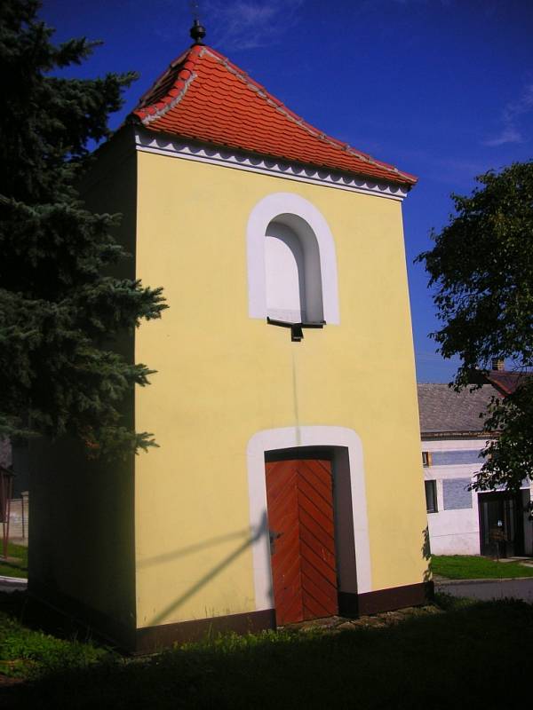 Největší chloubou Bělova je zvonička, která je jednou z nejstarších bu­dov.