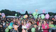 V areálu Holešovského zámku se o víkendu odehrál už čtvrtý ročník Holešovské regaty. Letos poprvé jakou dvoudenní festival. Kromě hudebních hvězd, nechyběla ani netradiční plavidla, přejezd vodní lávky na kole a spousta atrakcí pro děti.