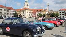 Majitelé historických vozů značky Jaguar se v rámci akce Jaguar Slovak Tour zastavili i v Kroměříži.