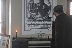 V Šachově synagoze probíhají přípravy na letošní sezónu, mimo jiné se instalují krásné lustry na elektriku nebo svíčky.